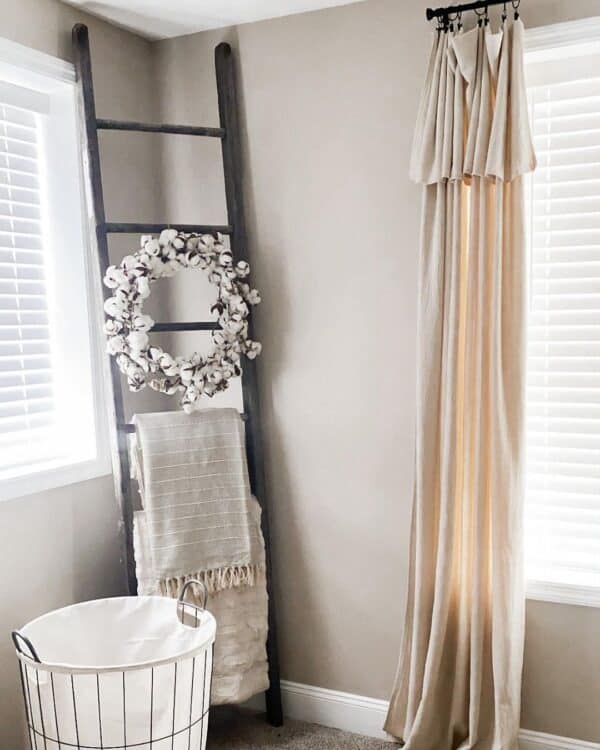 31 Farmhouse Bedroom Curtains for Creating a Beautiful Sleeping Space