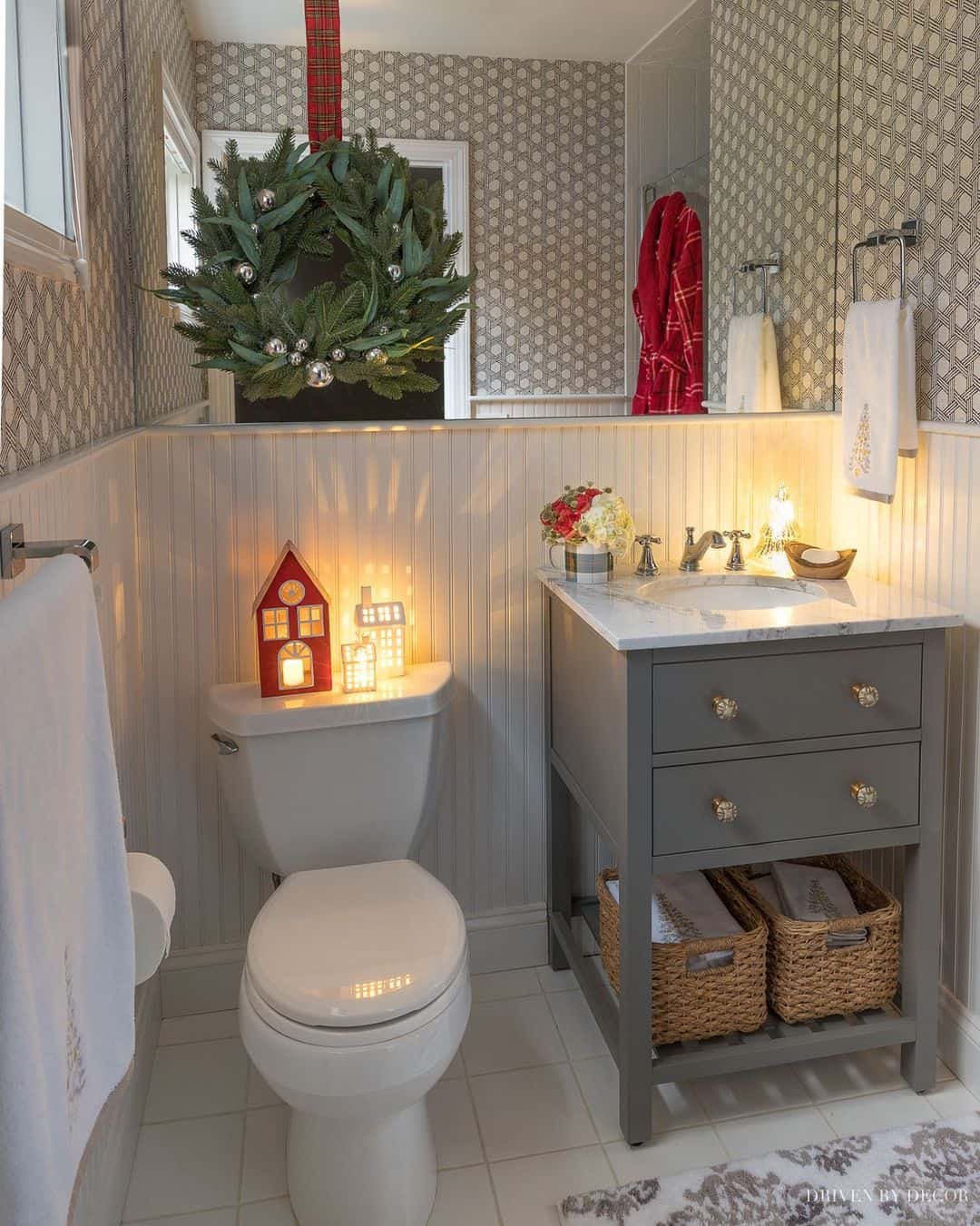 31 Easy Christmas Bathroom Décor Ideas for a Festive Makeover