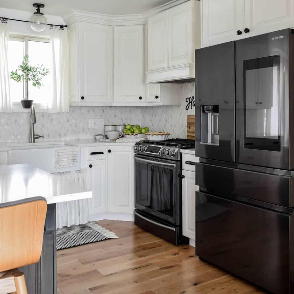 9 White Kitchens with Black Appliances for a Bold Splash of Contrast