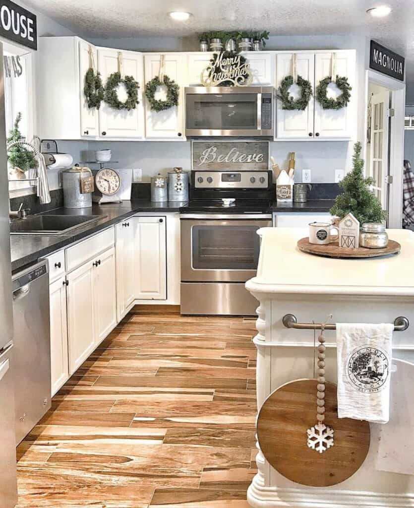 31 Farmhouse Christmas Kitchen Décor Ideas to Make the Merriest Kitchen