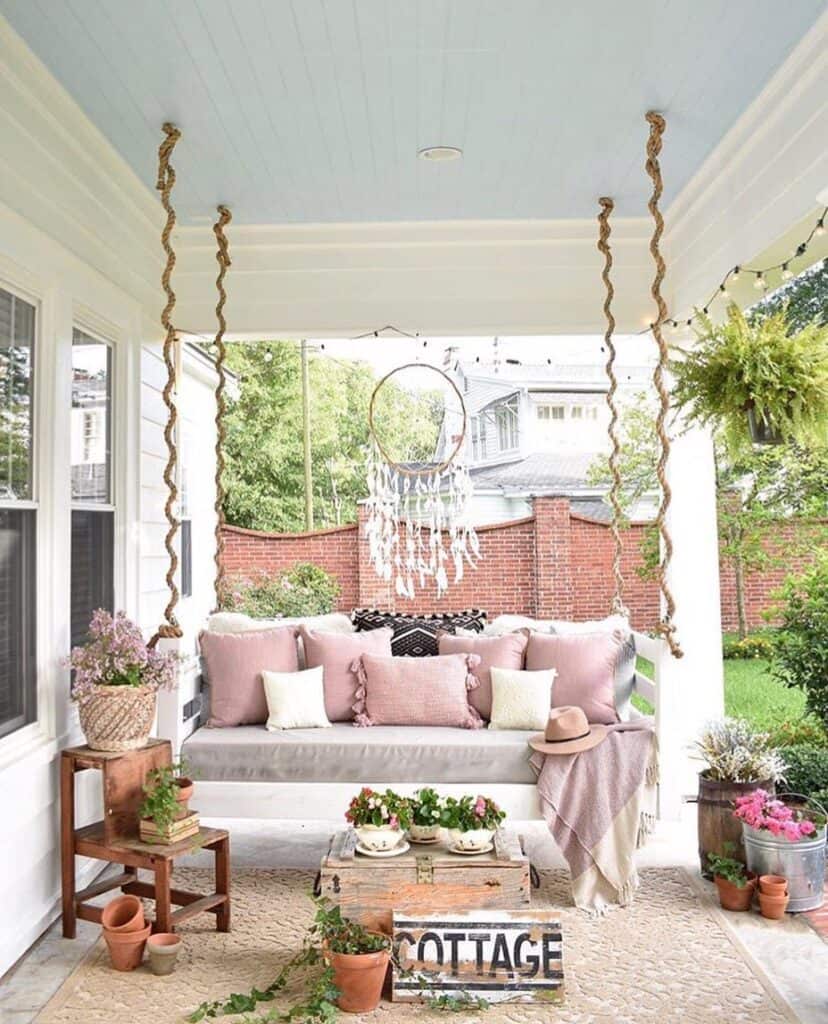 20 Farmhouse Porch Swing Ideas for an Inviting Entryway