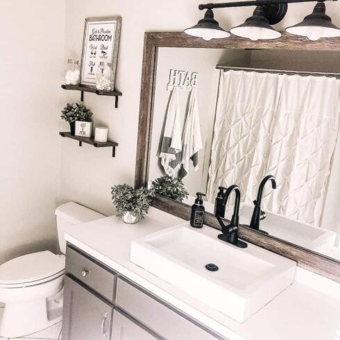 27 White Bathrooms with Black Accents That Radiate Elegance and Refinement