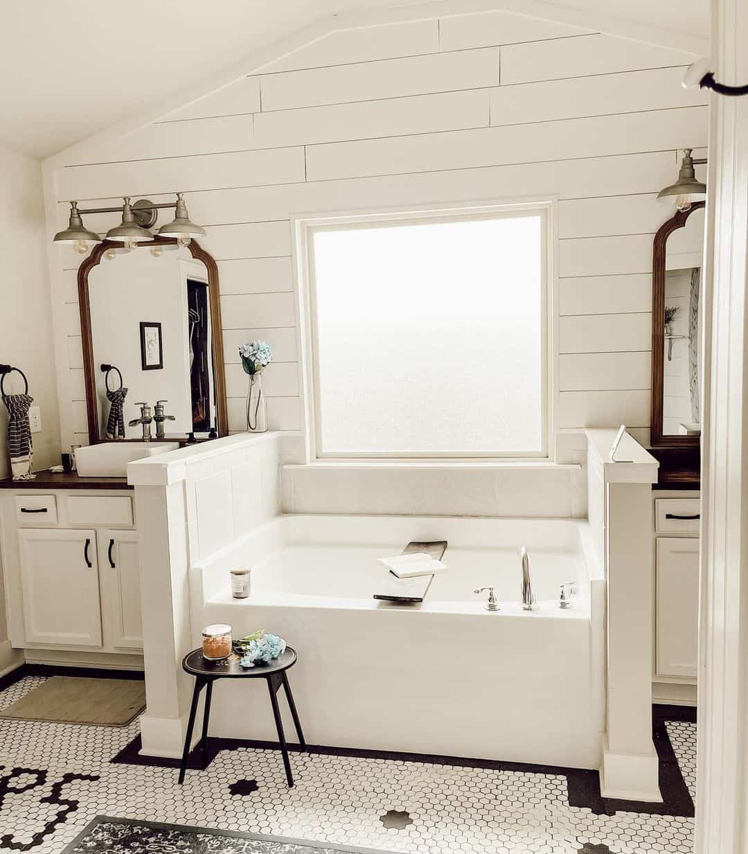 17 Bathtub Ledge Ideas for a More Functional Bathroom