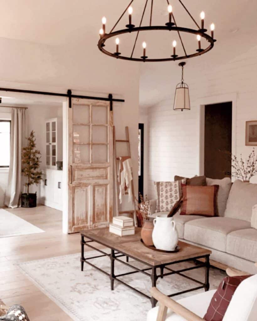 27 Wagon Wheel Chandeliers in Living Room to Blend Right in