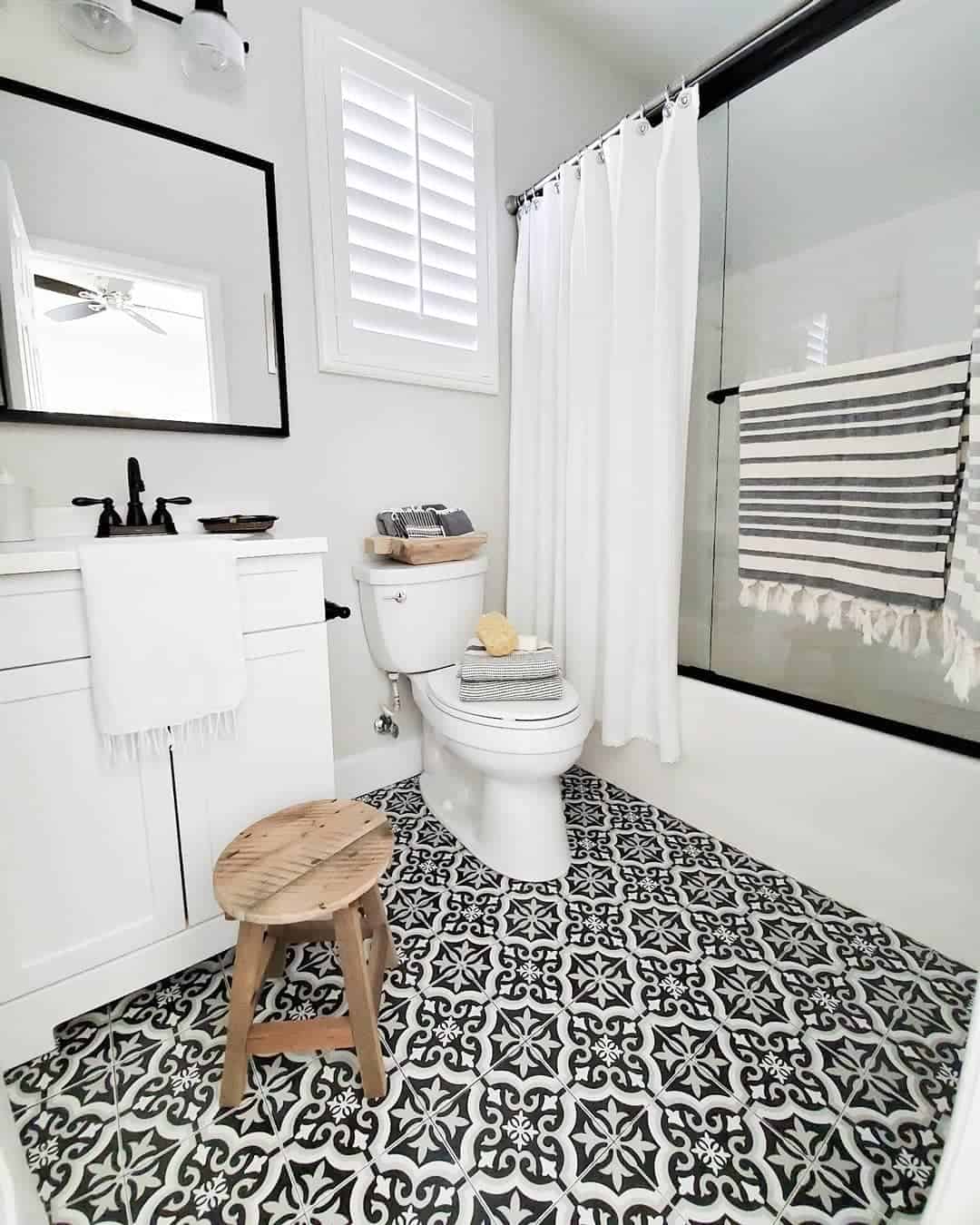 31 Dramatic Black and White Floor Tile Ideas for a Stylish Home
