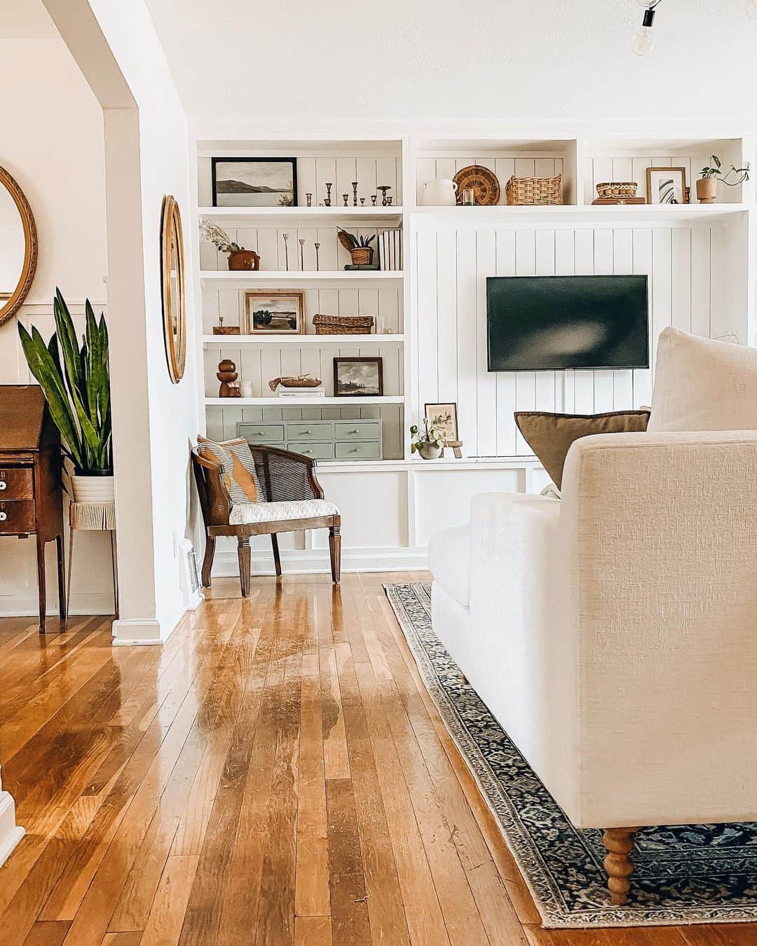 27 Baseboard Trim Ideas That Look Gorgeous with Wood Floors