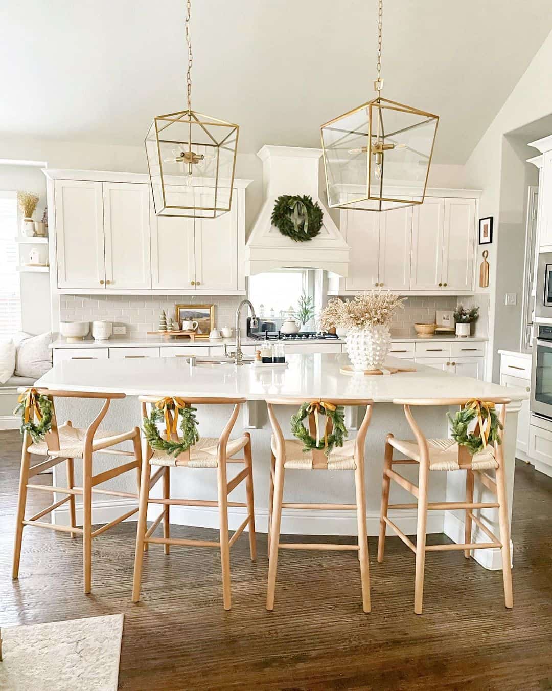 32 Elegant Ideas for a White and Gold Kitchen