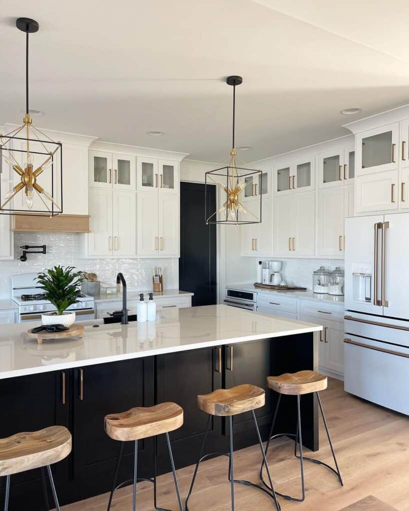 31 Striking Black and White Kitchen Ideas & Designs That Pop