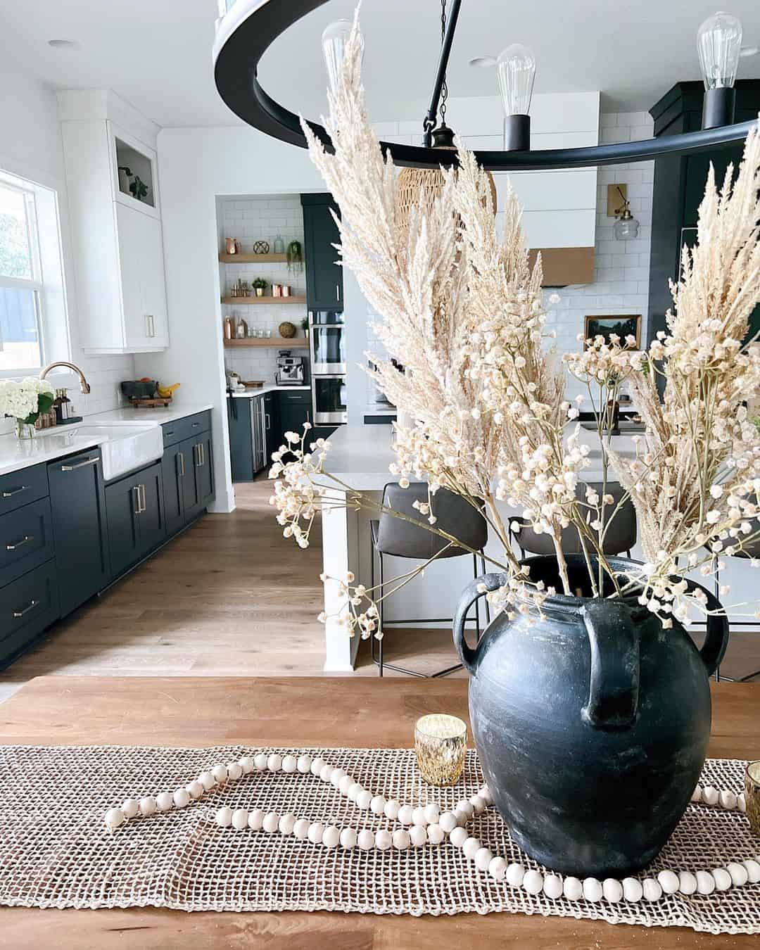 28 Black and White Kitchen Decor that Creates Chic Contrast