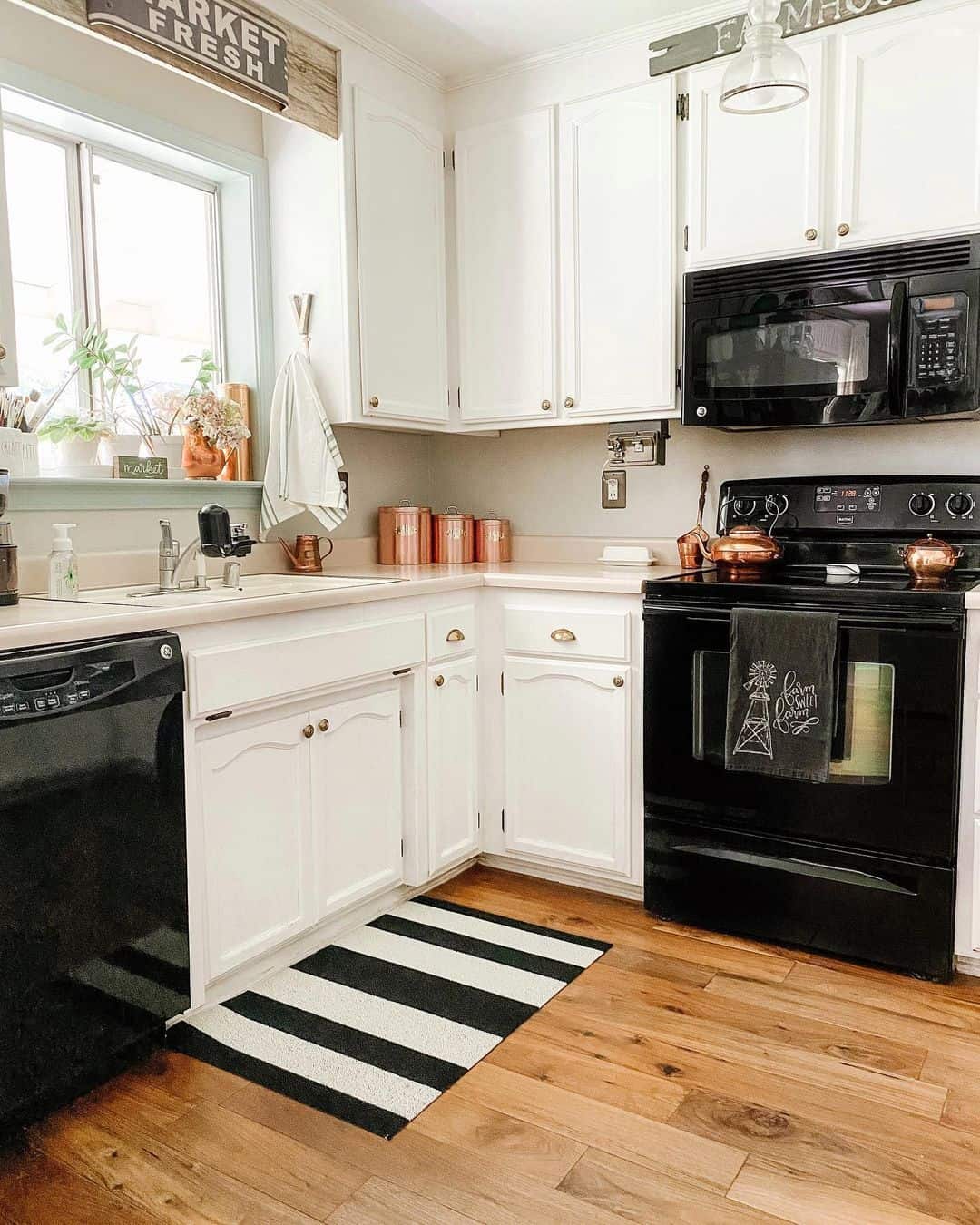 28 Black and White Kitchen Decor that Creates Chic Contrast