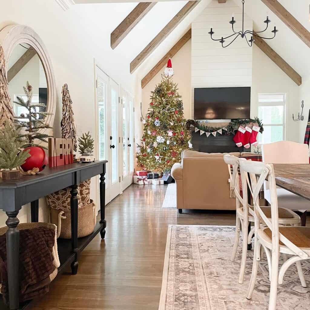 20 Vaulted Ceiling Ideas to Create a Spacious Feel