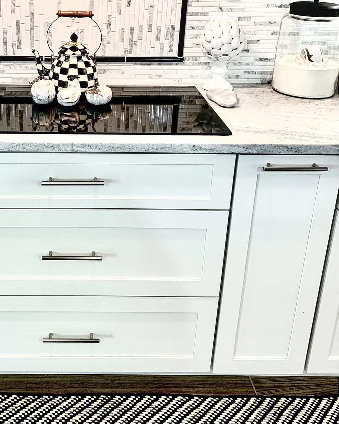 28 Black and White Kitchen Decor that Creates Chic Contrast