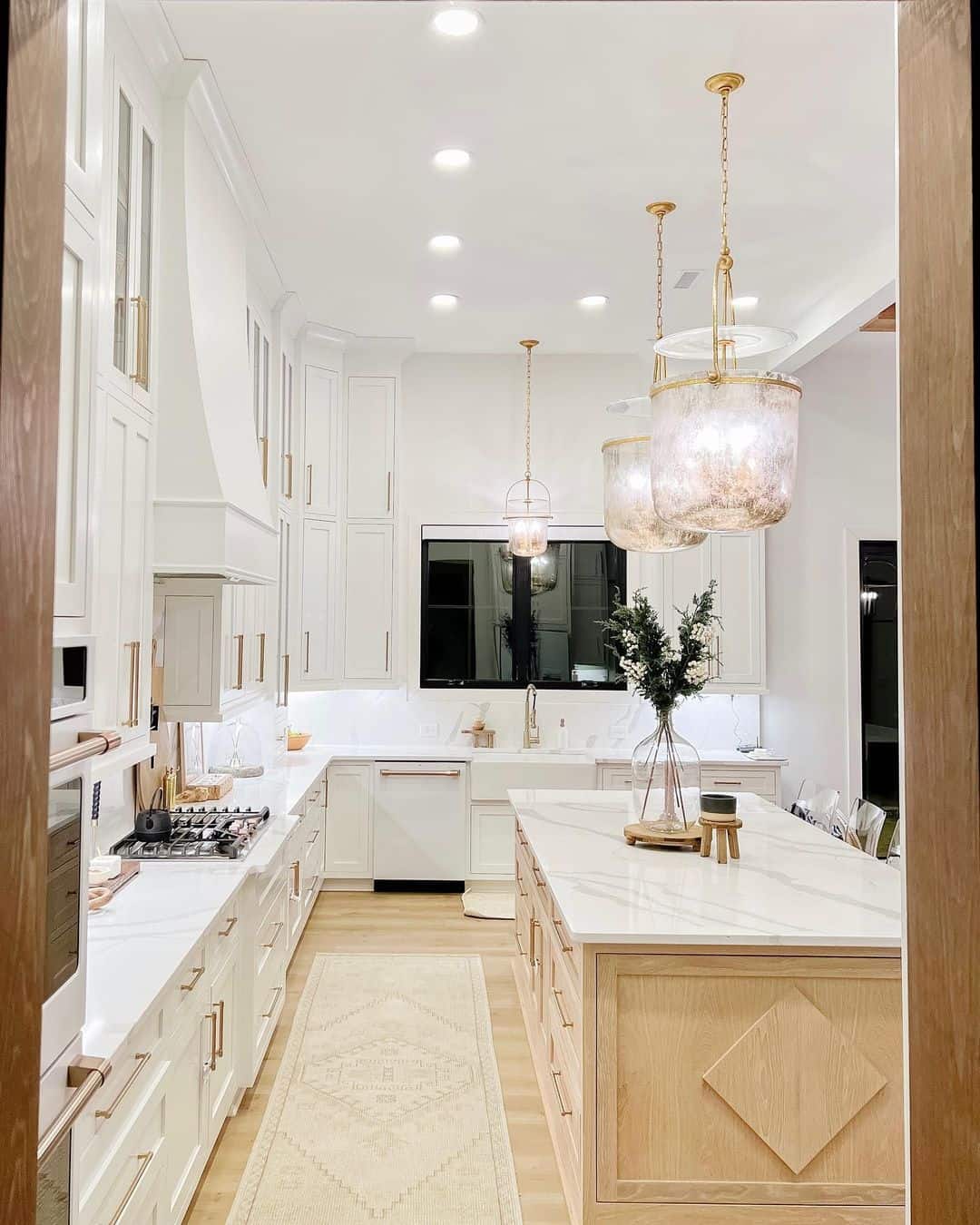 32 Elegant Ideas for a White and Gold Kitchen
