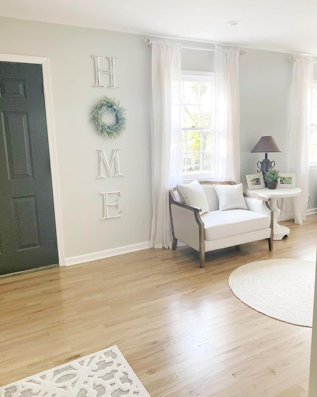 28 Spectacular White Wall Decor to Liven Up Your Home