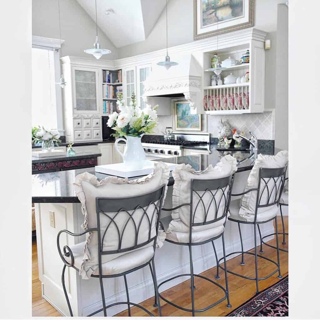 19 Vaulted Ceiling Kitchen Designs to Spark Your Imagination