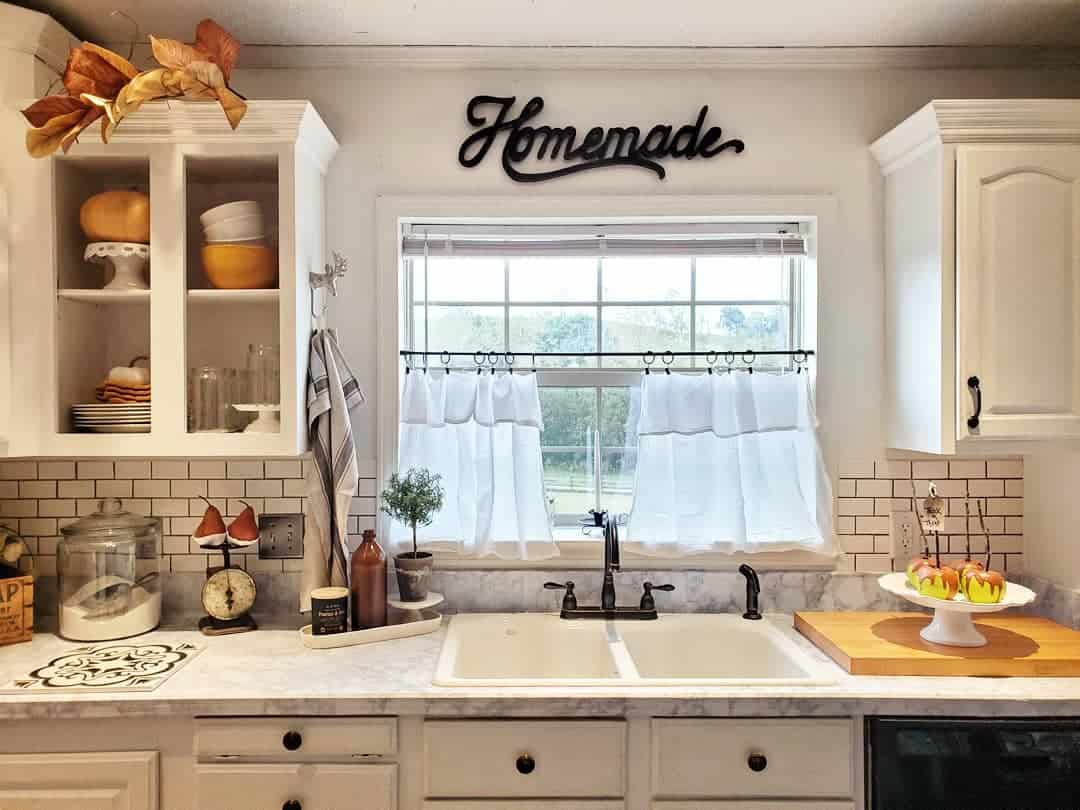 25 Classic White Subway Tile with Black Grout Designs