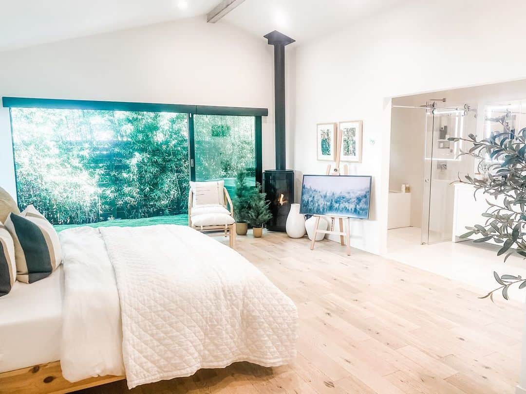 20 Vaulted Ceiling Bedroom Ideas To Elevate Your Style