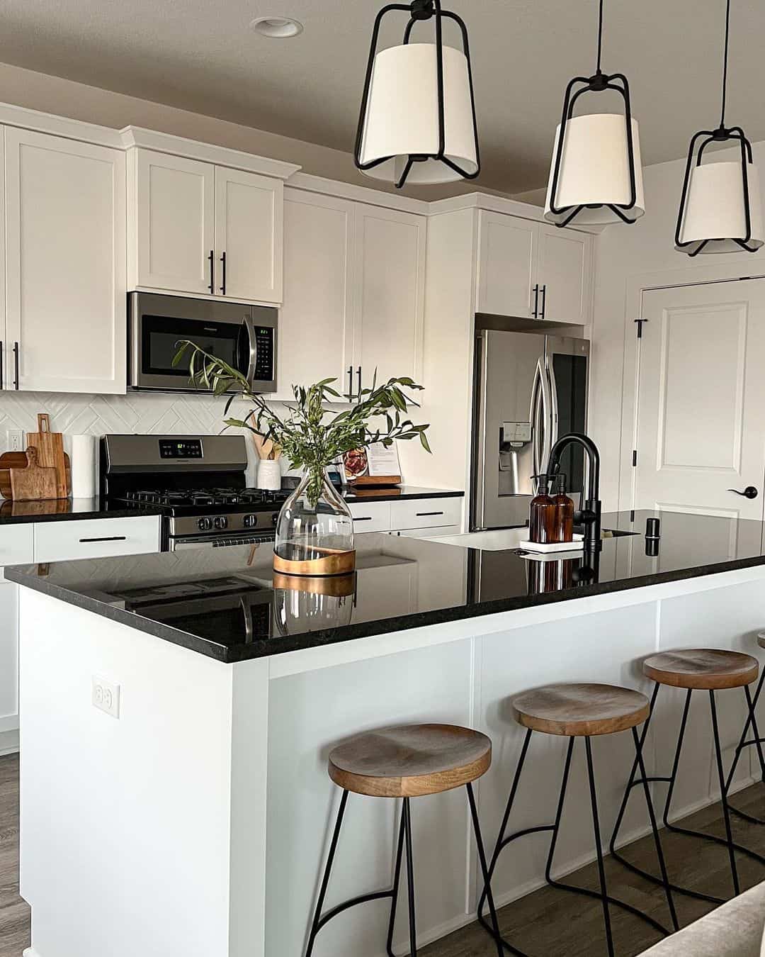 31 Striking Black and White Kitchen Ideas & Designs That Pop