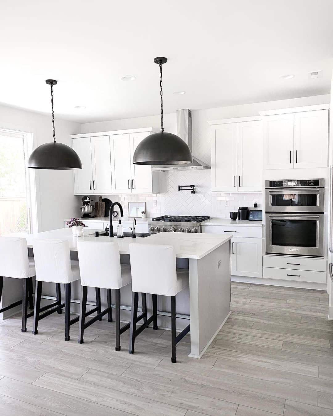 31 Striking Black and White Kitchen Ideas & Designs That Pop
