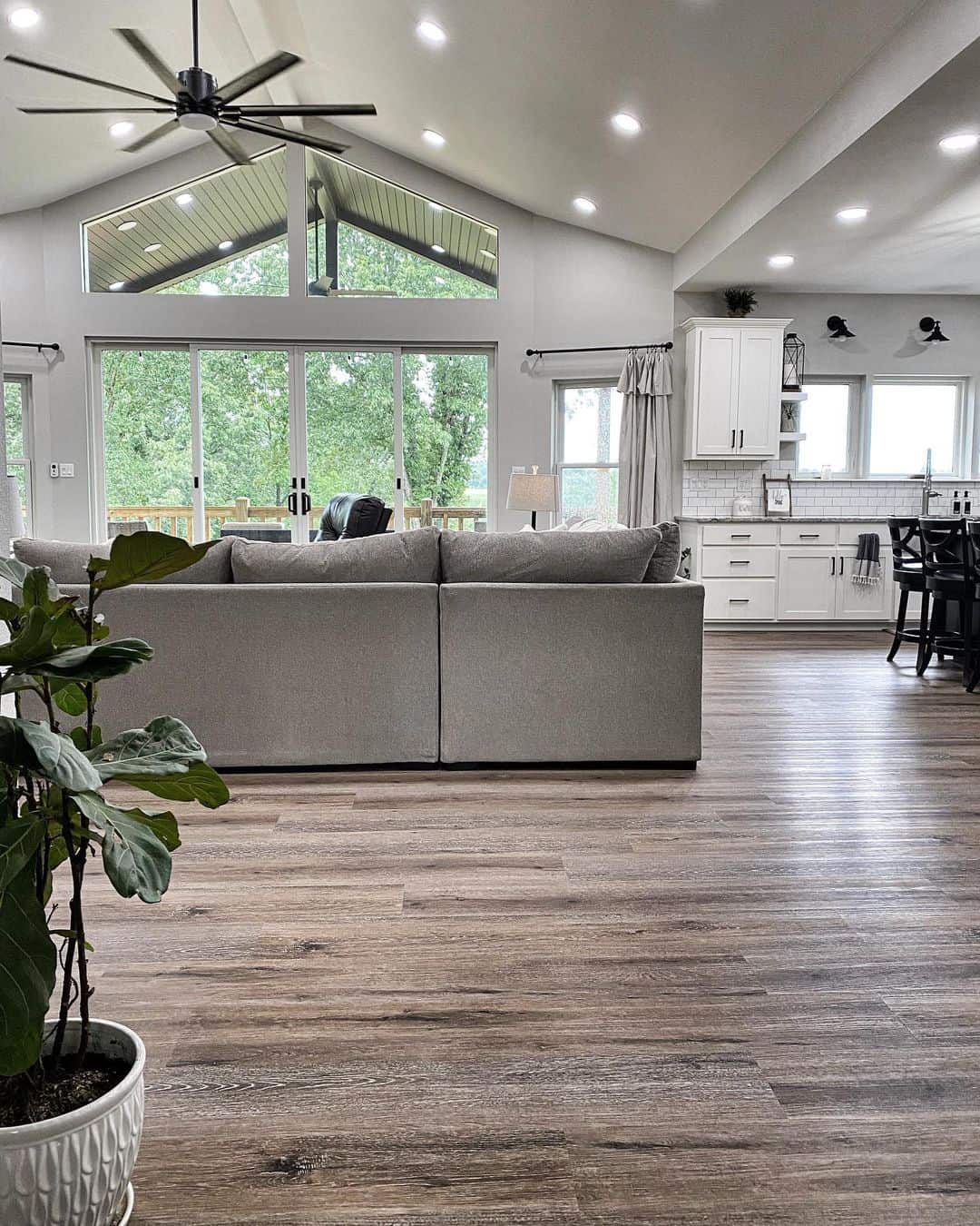 19 Vaulted Ceiling Lighting Ideas for Every Style