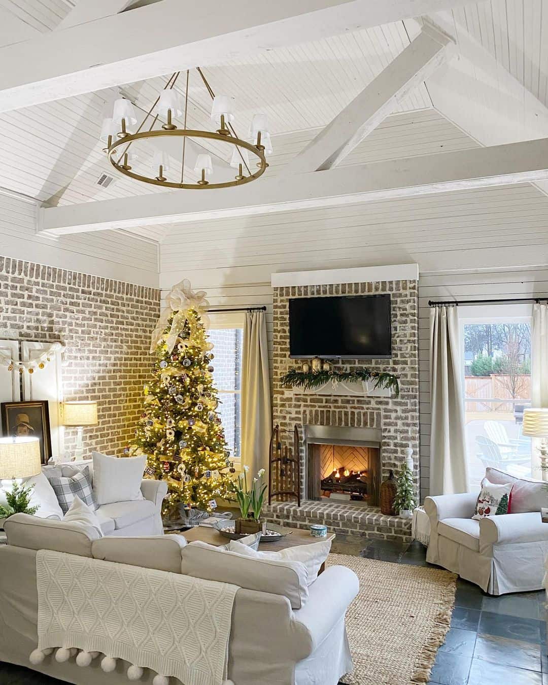 19 Vaulted Ceiling Lighting Ideas for Every Style
