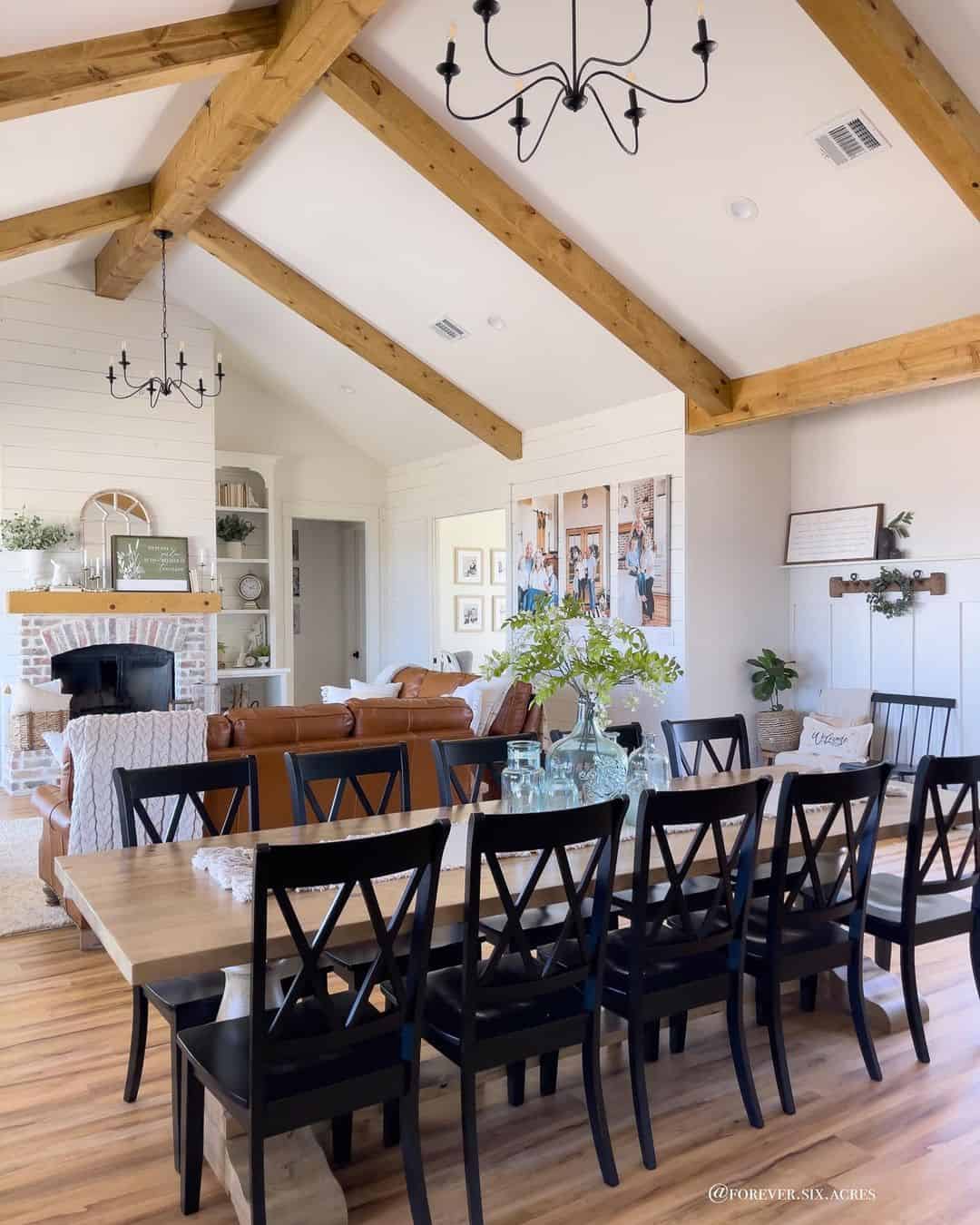20 Vaulted Ceiling Ideas to Create a Spacious Feel