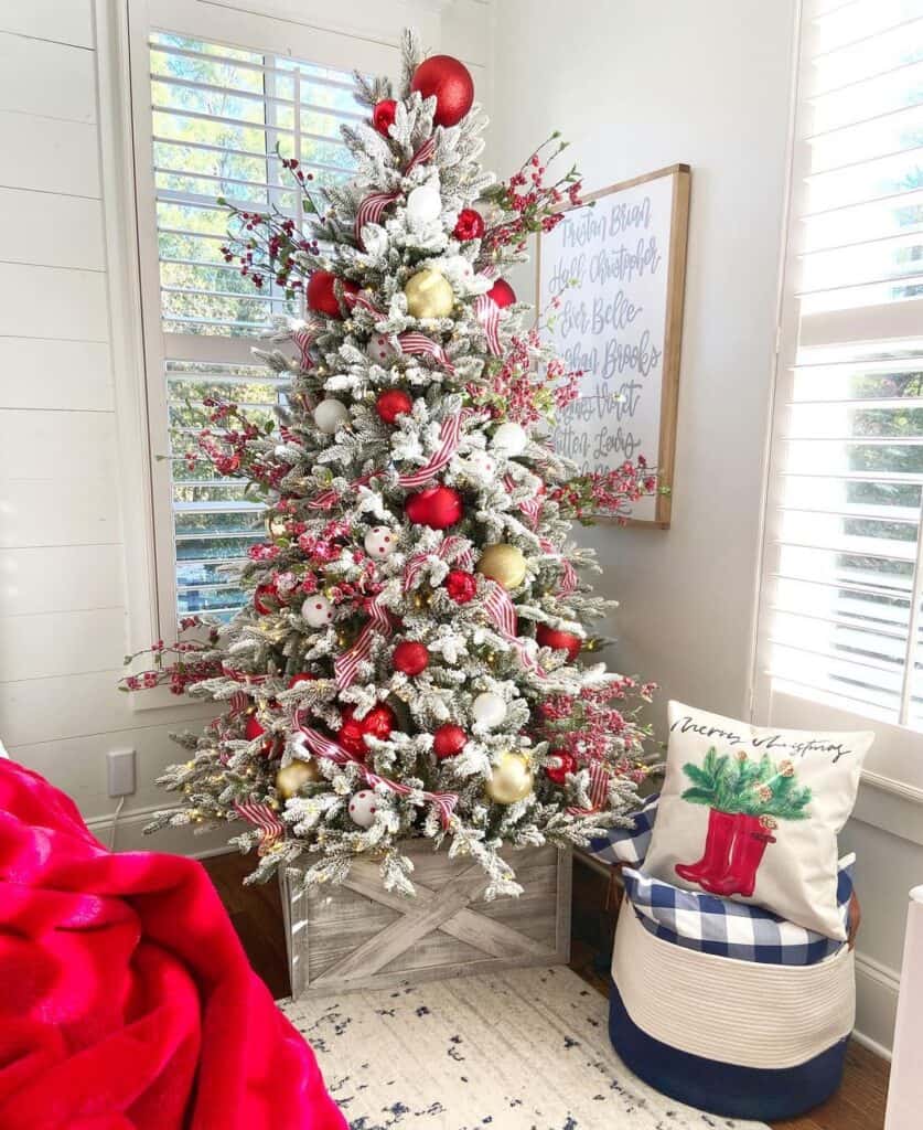 55 Red and White Christmas Tree Decorations That Will Wow You