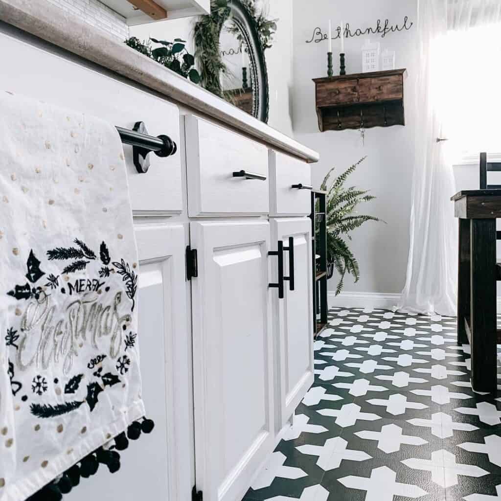 31 Dramatic Black and White Floor Tile Ideas for a Stylish Home