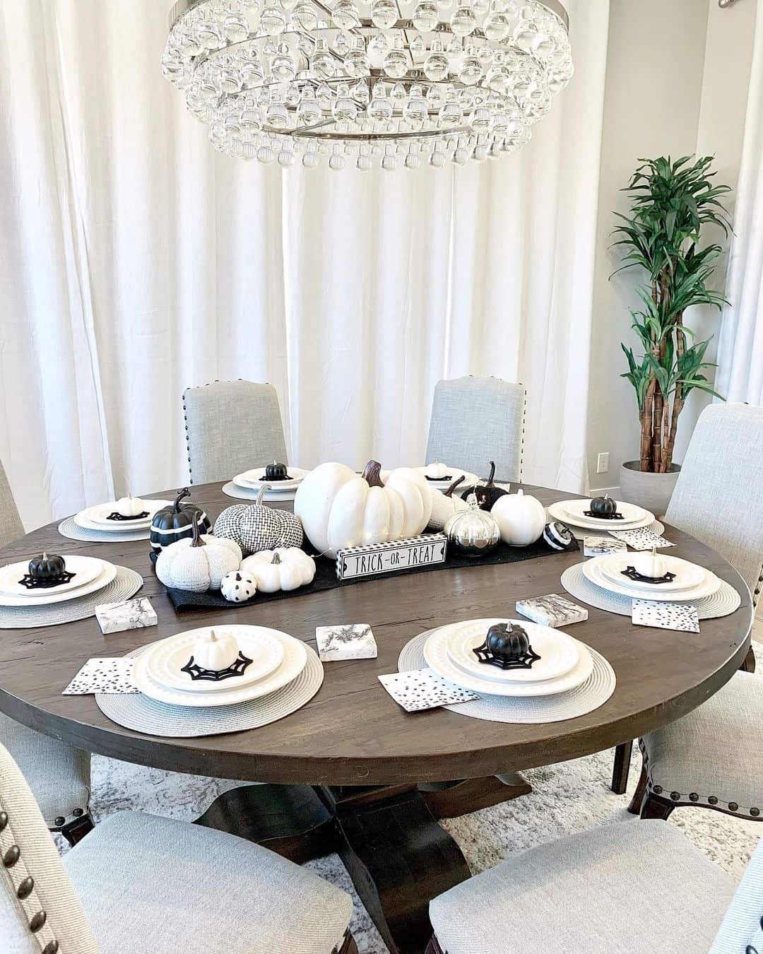 33 Brilliant Black and White Centerpieces to Decorate a Table