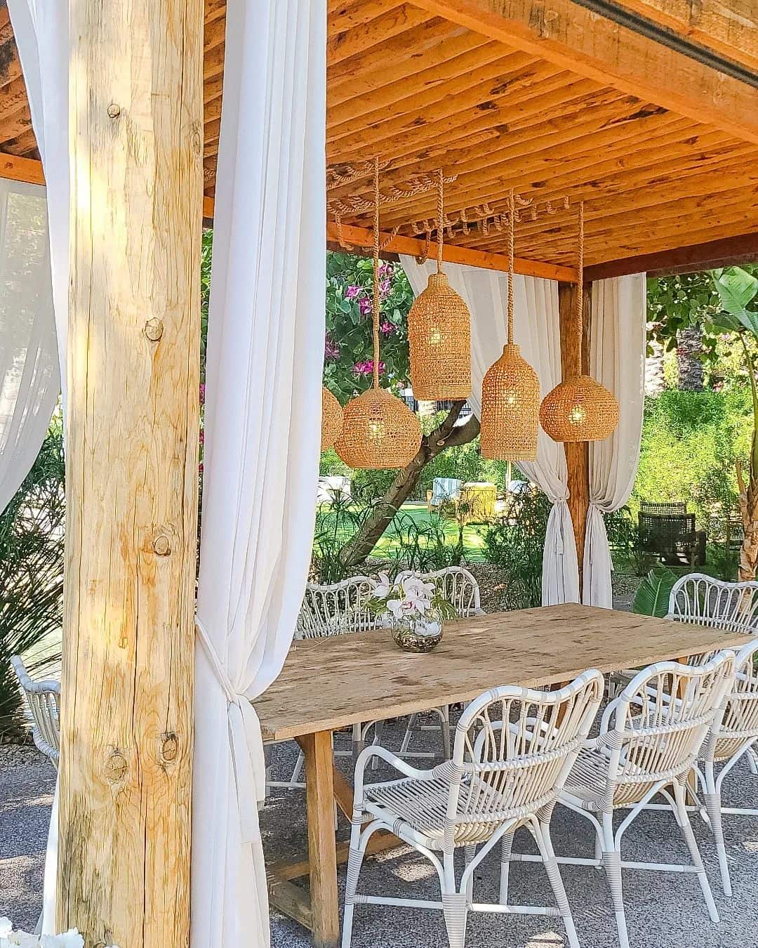 35 Spectacular Farmhouse Outdoor Lighting Ideas That Shine