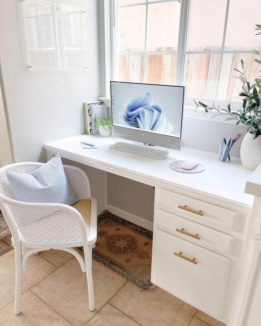 34 Farmhouse Desks for Even the Most Challenging Spaces
