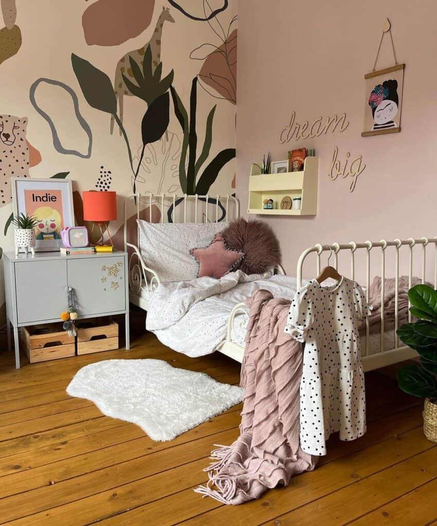 35 Cute Wallpaper for Girl’s Room Ideas for All Styles