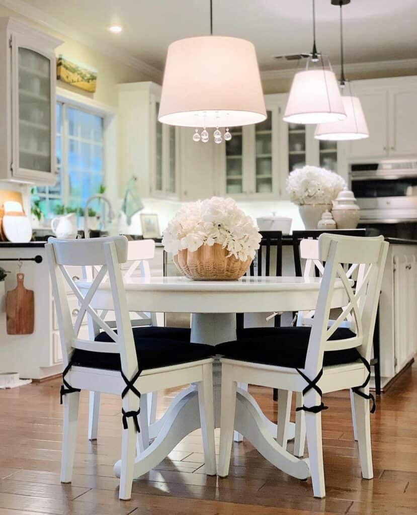 35 Admirable Ideas for Decorating a Round Dining Table