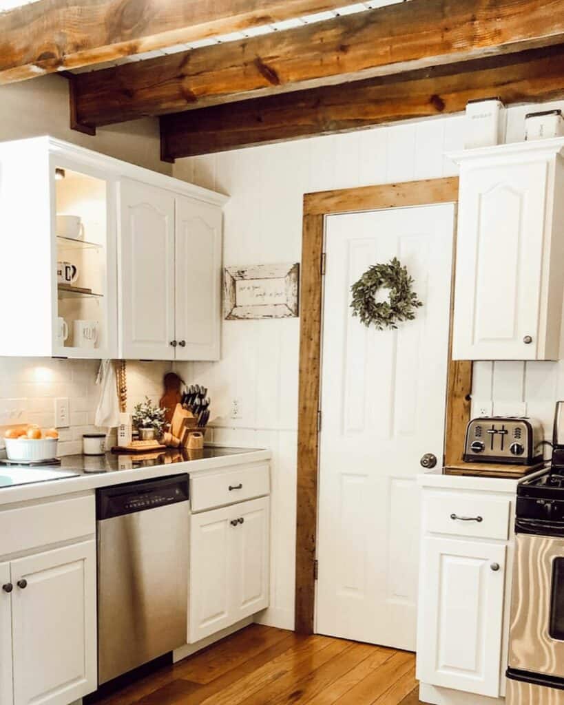 35 Door Trim Ideas to Put Your Entrance in Perspective