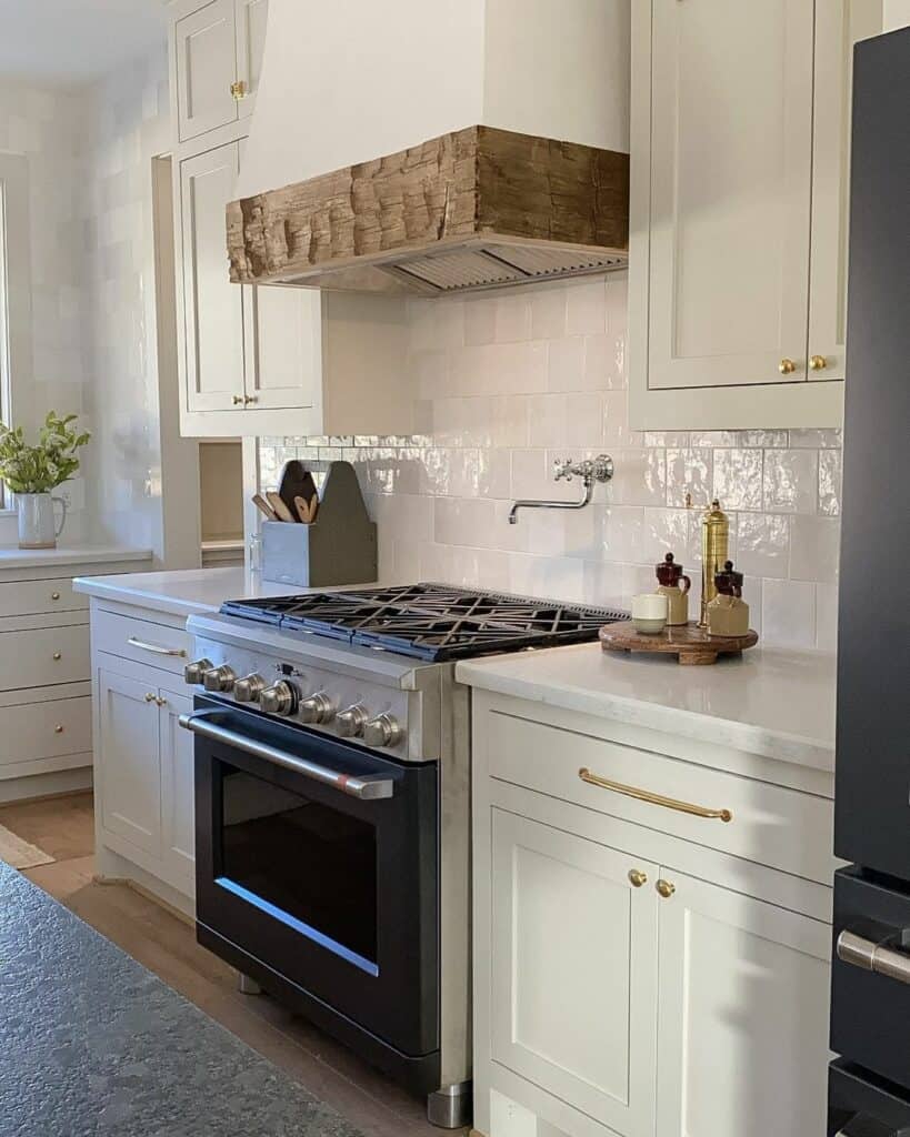25 Gold Kitchen Hardware Ideas That Exude Opulence