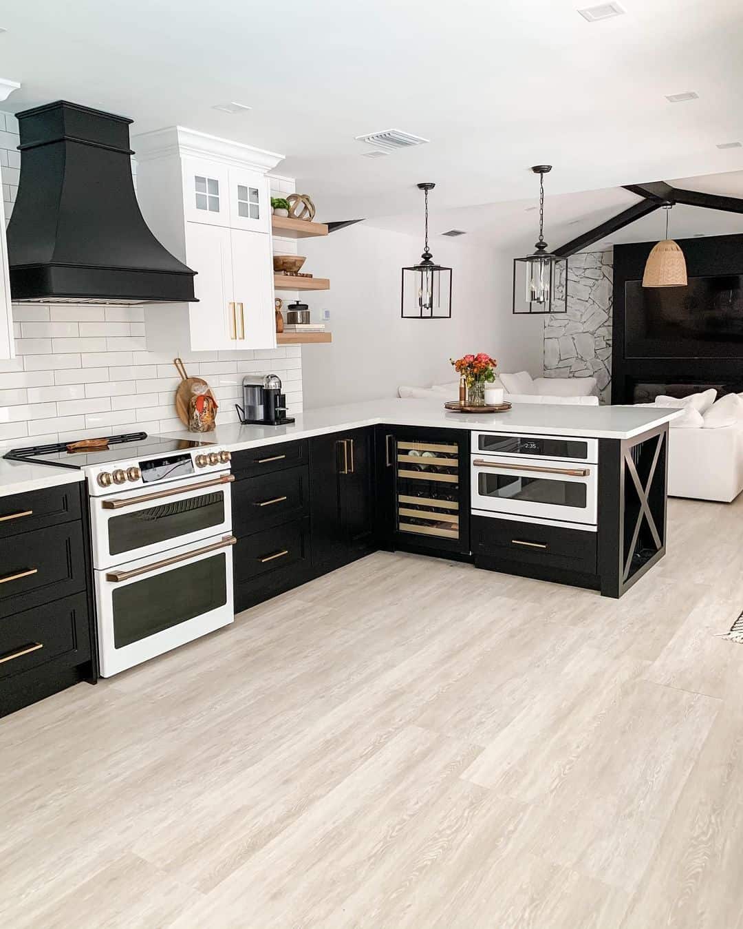 29 Black and White Farmhouse Kitchen Ideas for Your Home
