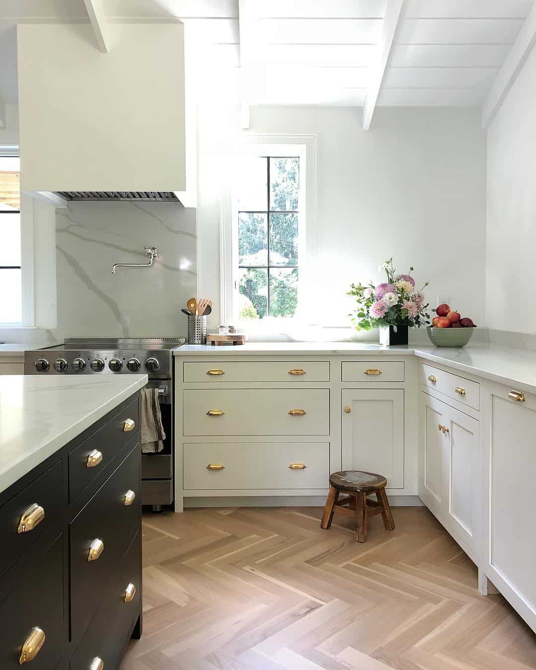 29 Black and White Farmhouse Kitchen Ideas for Your Home