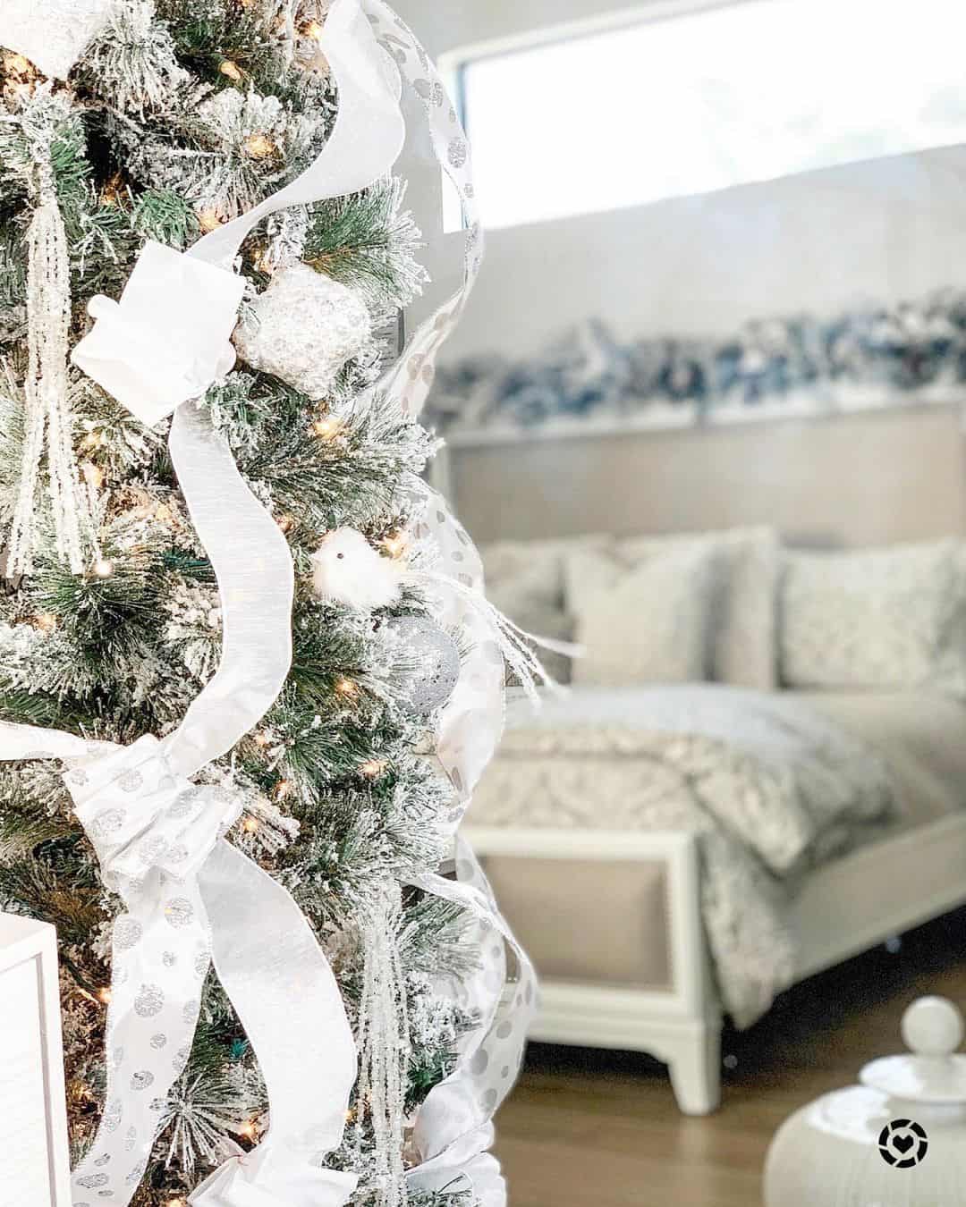 30 Festive Christmas Tree Ribbon Garland Ideas for Elegant Holiday Décor