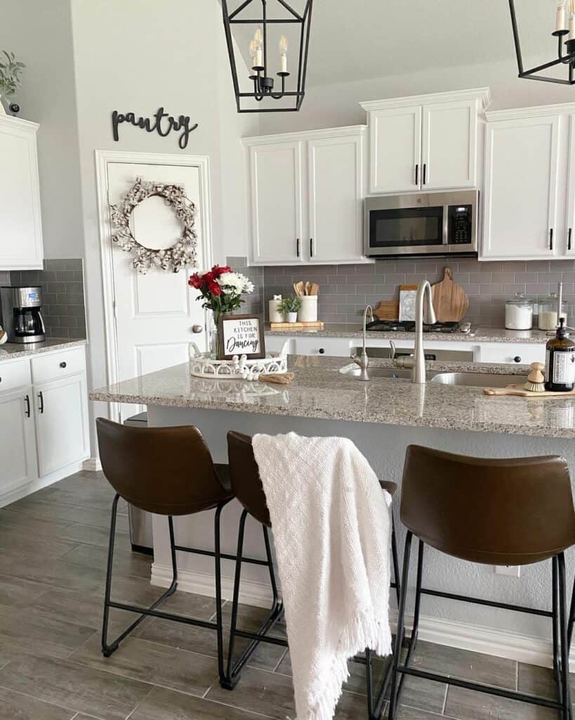 28 Stunning Kitchen Hardware Ideas To Elevate Your Cabinets