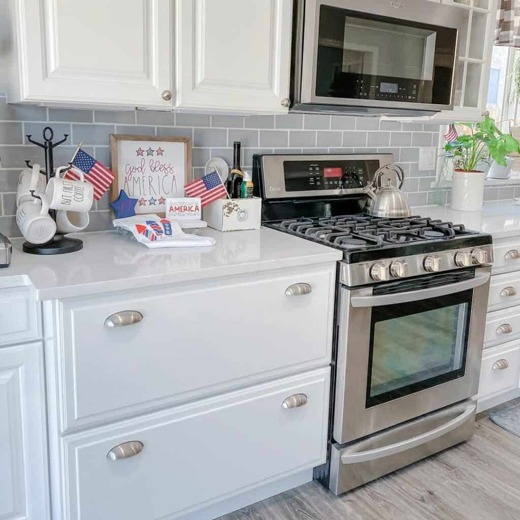 33 Timeless Subway Tile Backsplash Ideas That Sparkle - Subway Tile Backsplash With Gold Accents