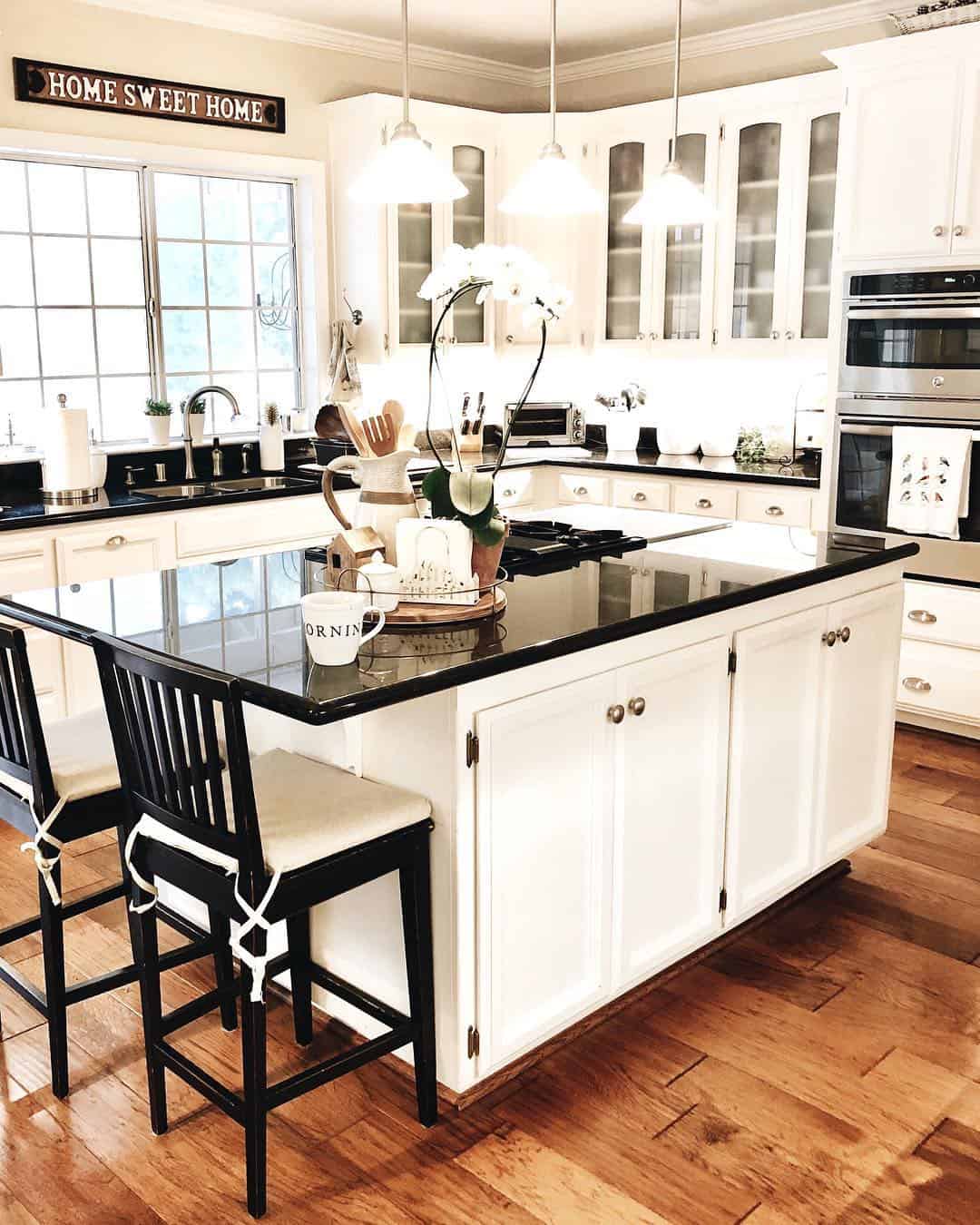 29 Black and White Farmhouse Kitchen Ideas for Your Home