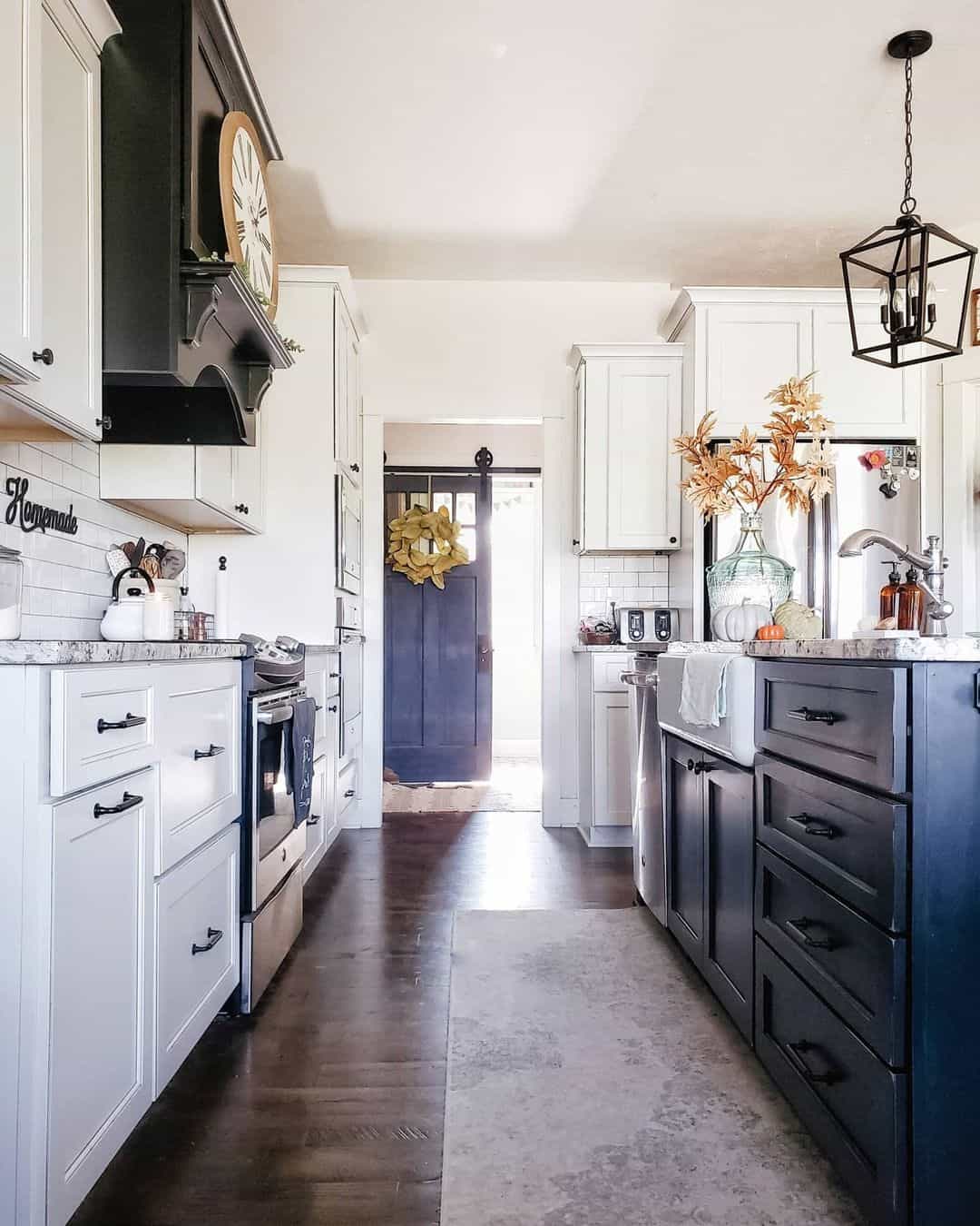 19 Examples of Stunning White Kitchens With Blue Islands
