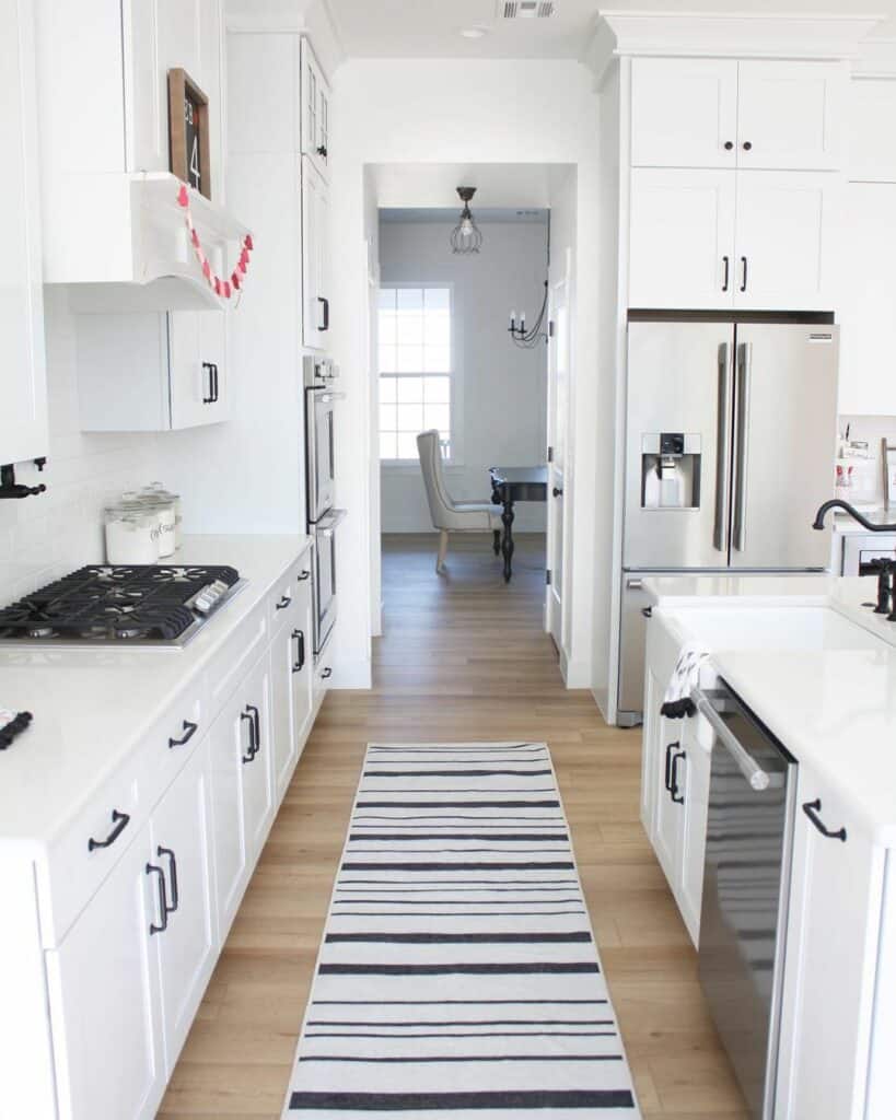 29 Black and White Farmhouse Kitchen Ideas for Your Home