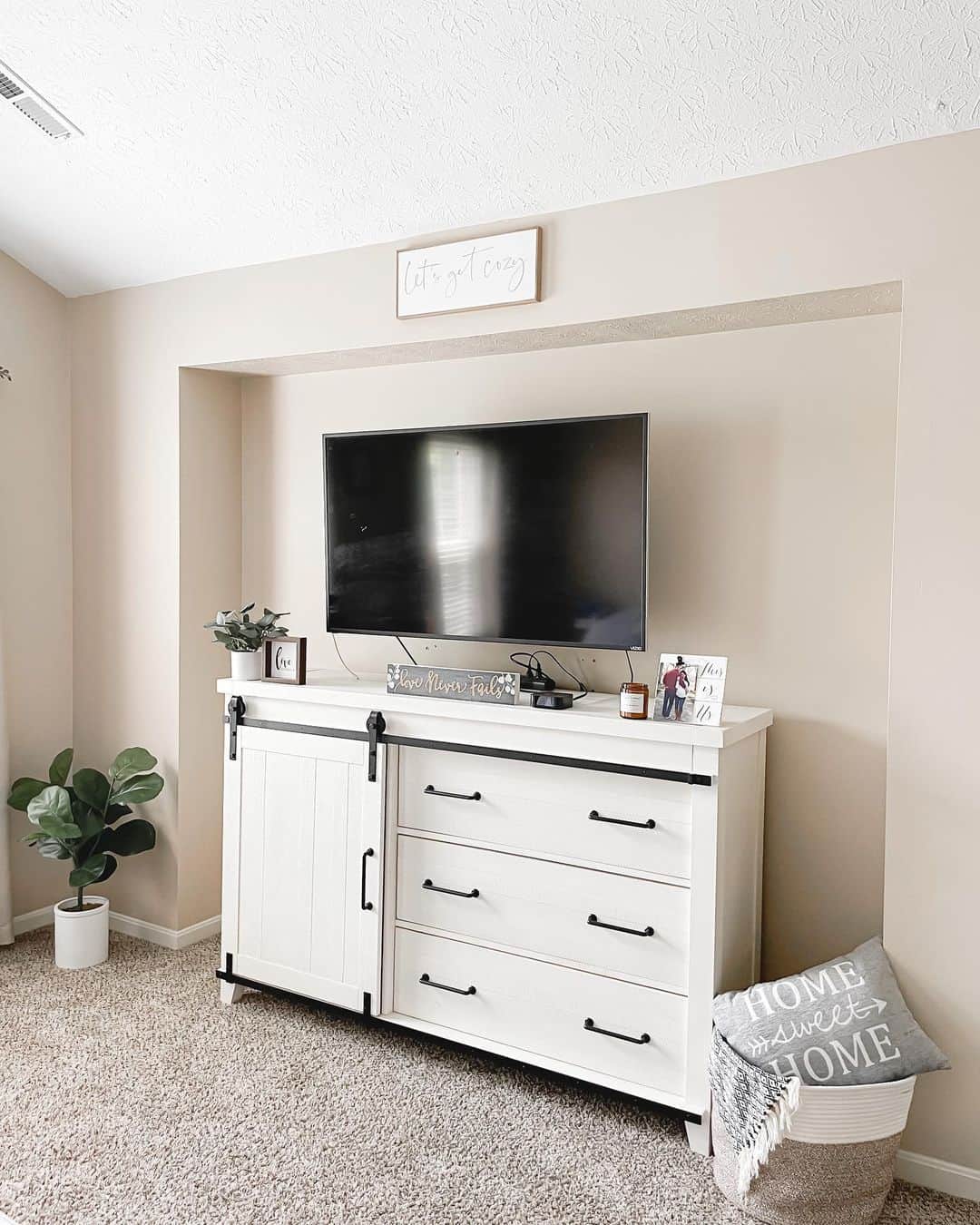 20 Bedroom TV Ideas That Will Enhance the Bedroom Aesthetic