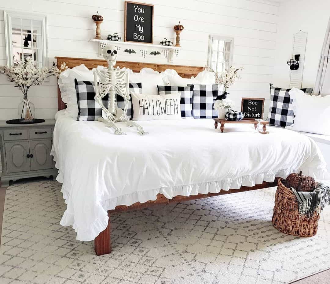 27 Black and White Bedroom Ideas That Are Cozy and Versatile