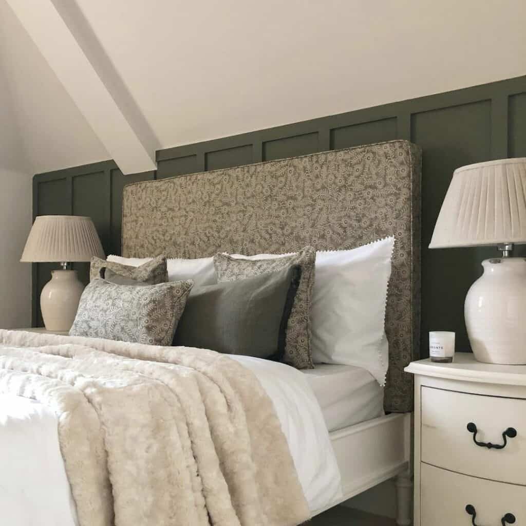 30 Bold Wainscoting Bedroom Ideas To Beautify Your Home