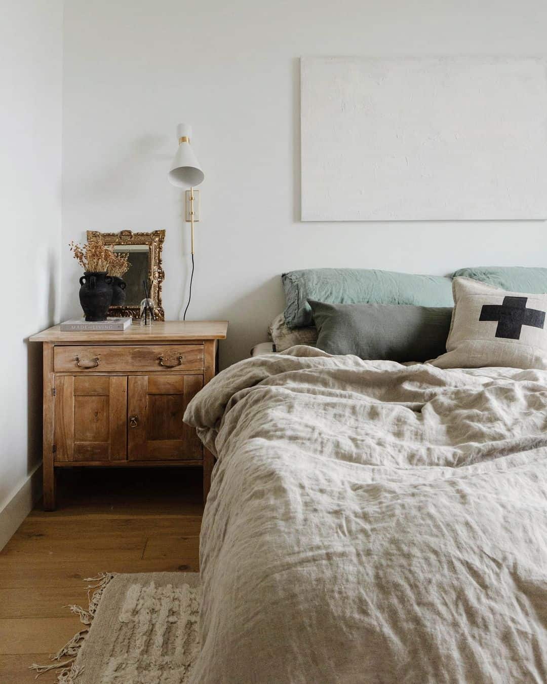 25 No Headboard Ideas for A Versatile and Modern Bedroom