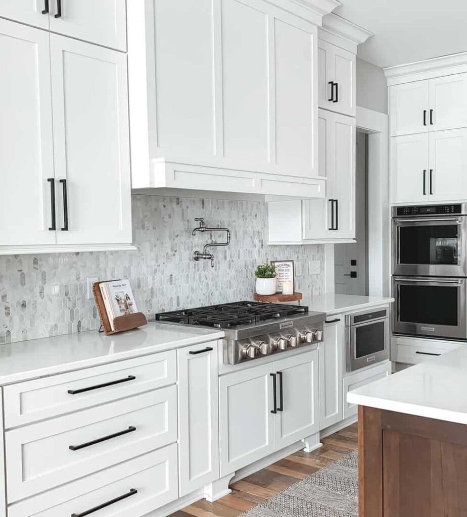 29 Unforgettable White Kitchen Cabinet Hardware Ideas
