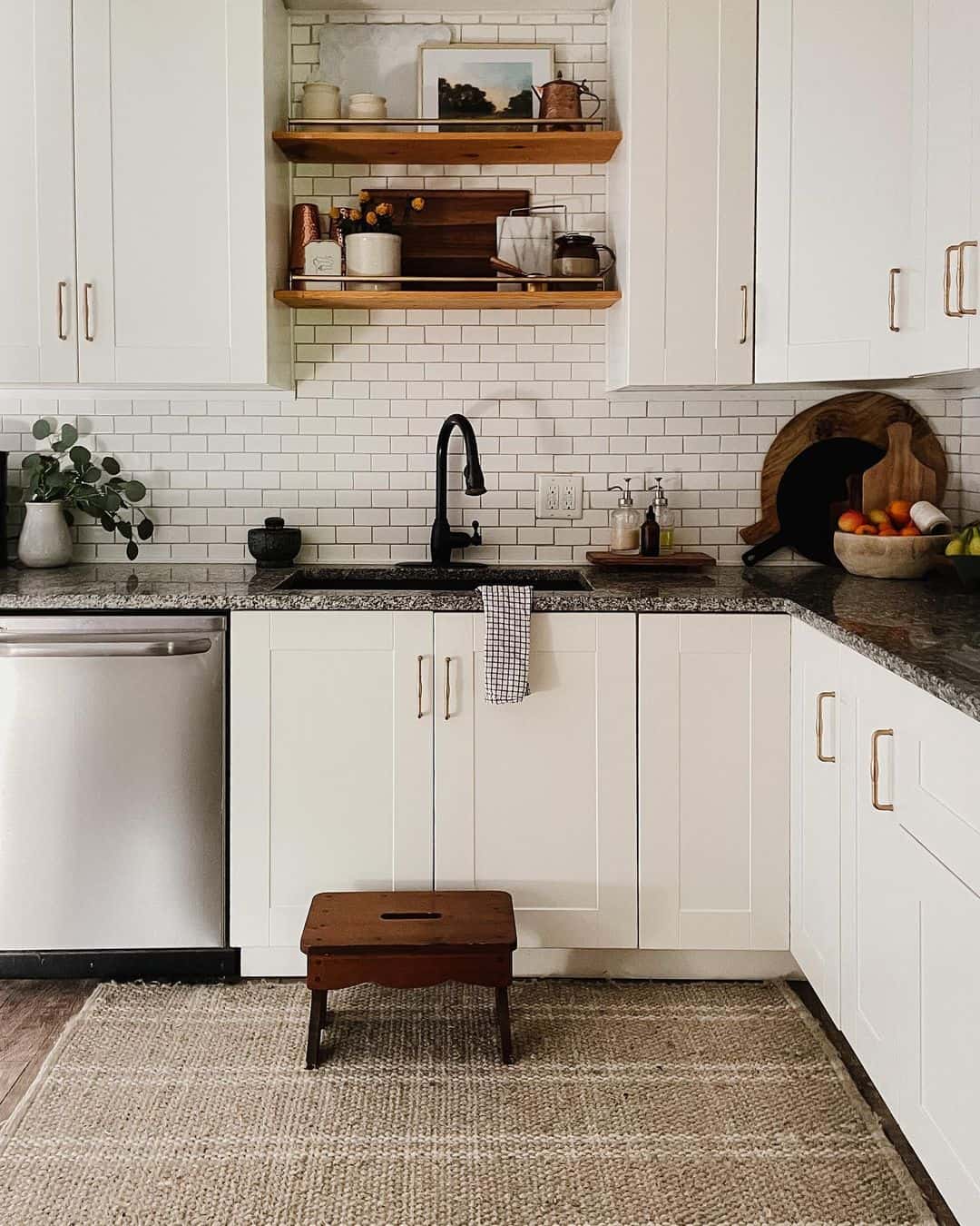 28 Corner Kitchen Cabinet Ideas and Layouts to Maximize Your Space