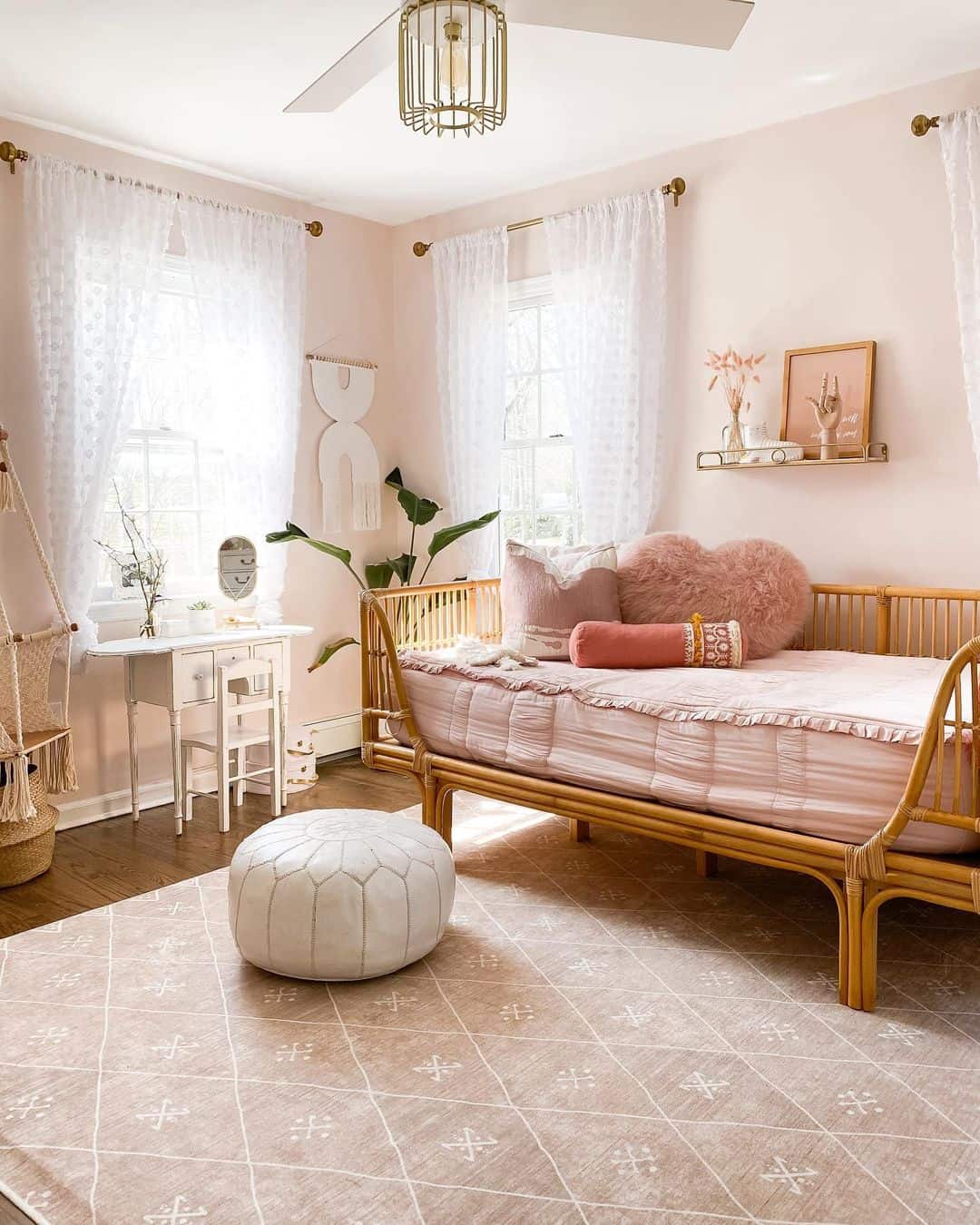 30 Attention-Grabbing Ideas for a Pink Bedroom - Attention-Grabbing Bohemian Decor